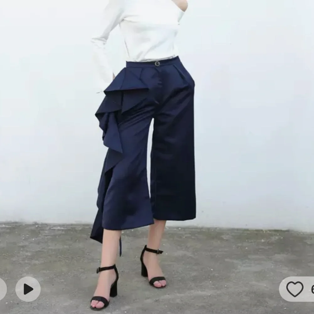 Ruffle pants SOLD MERC - Picture 6 of 6
